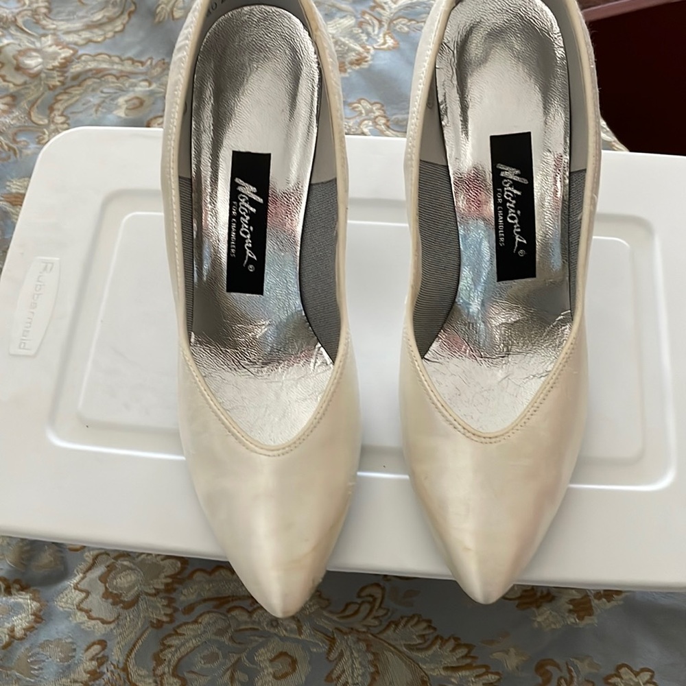 White satin dye shoes 7.5